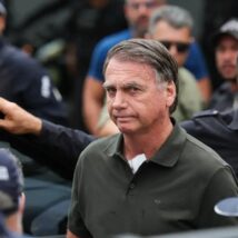 O ex-presidente Jair Bolsonaro (PL) foi preso preventivamente na manhã desse sábado (22).