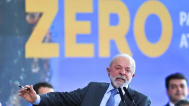 O presidente Lula sanciona a nova faixa de isenção do IRPF: medida beneficia quem ganha até R$ 5 mil e compõe a estratégia econômica do governo visando 2026. Imagem referente a matéria